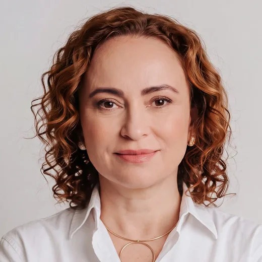 Paula Jardim olhando para a câmera