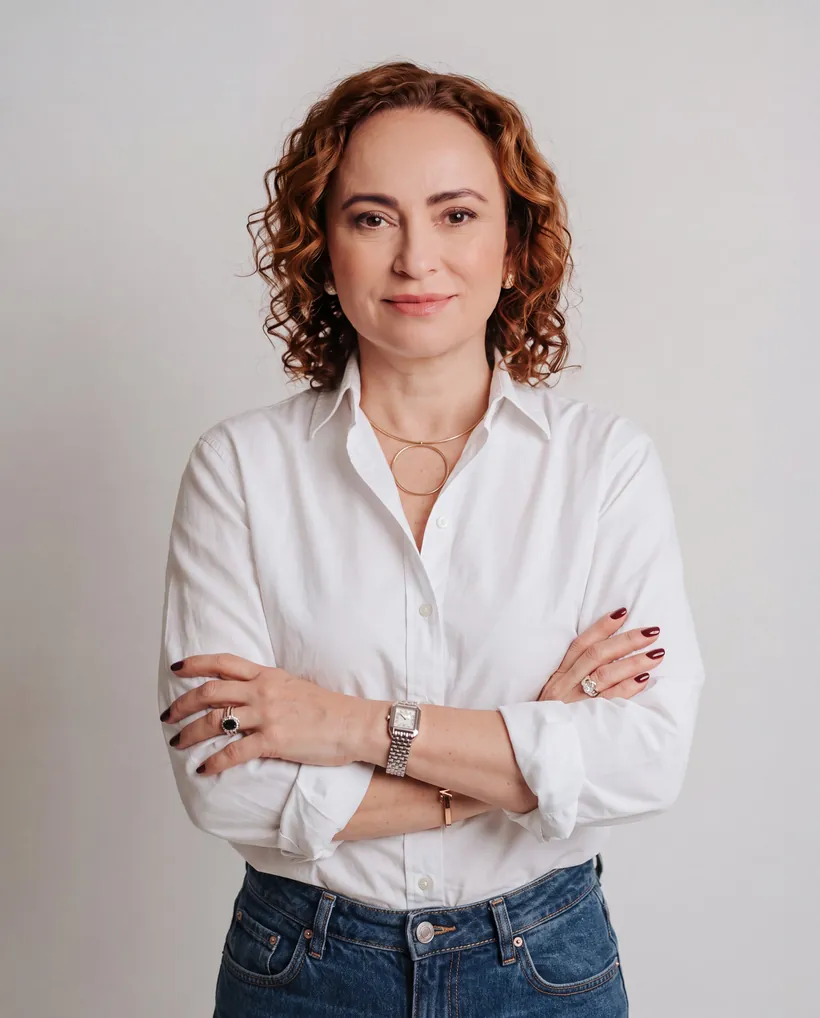 Paula Jardim de braços cruzados, olhando para a câmera